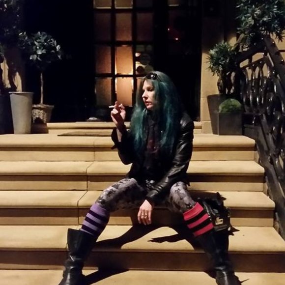 Meet your Posher, Sandi - Picture 1 of 6